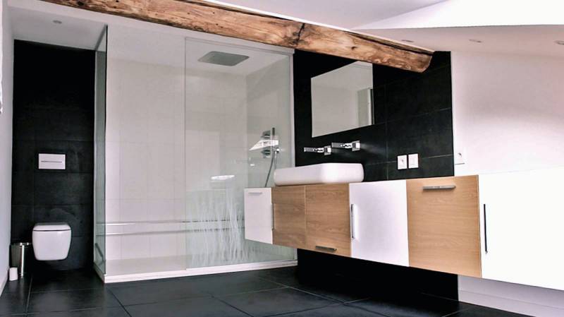 intérieur d'une salle de bain en rénovation design d'architecte 