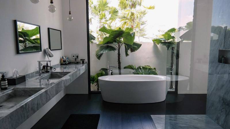 salle de bain mélange ébène et marbre blanc