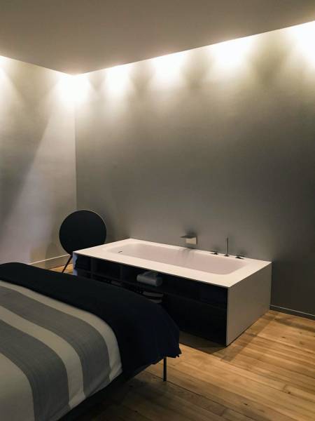 baignoire ilot contemporaine dans chambre design près d'Annecy