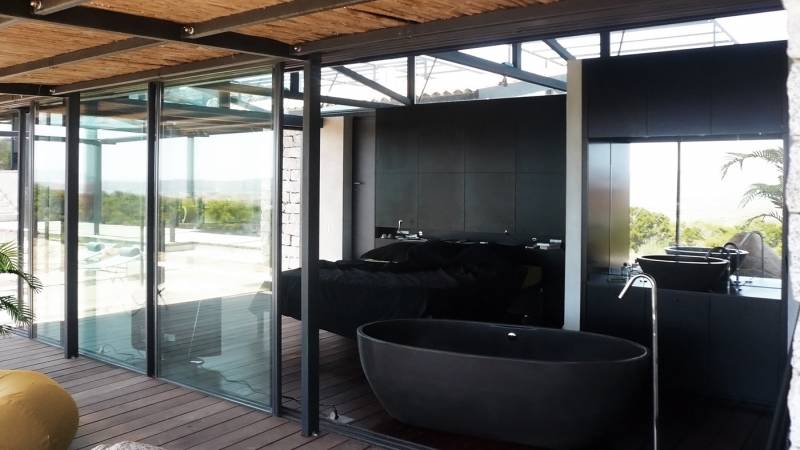 intérieur villa contemporaine avec baignoire îlot dans chambre