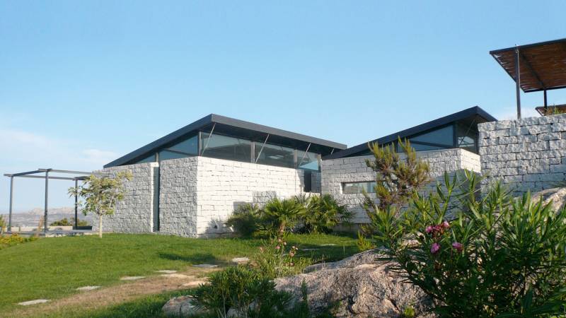 villa design et contemporaine en pierre en Sardaigne