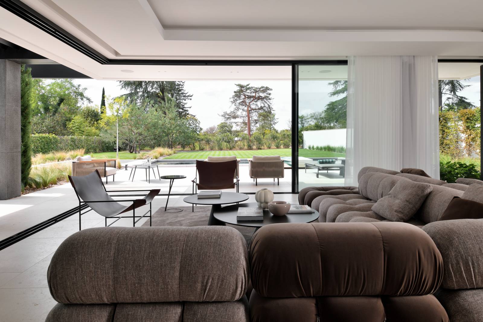 Architecture moderne en bord de lac près de Lyon