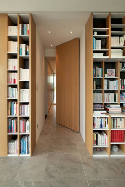 Agencement intérieur avec bibliothèque en chêne