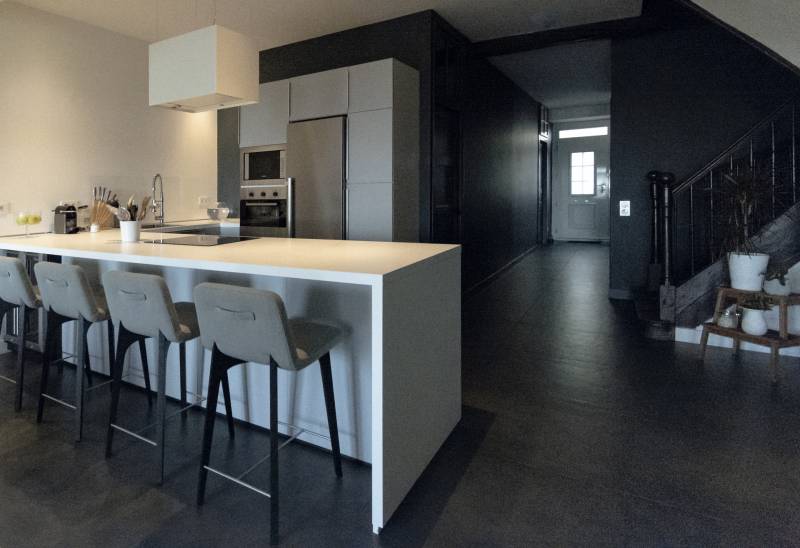 agencement cuisine moderne dans maison ancienne en Haute-Savoie