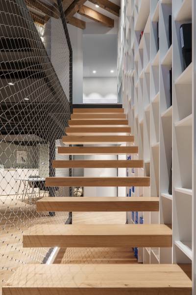 escalier bois en porte-à-faux avec garde corps en maille métal