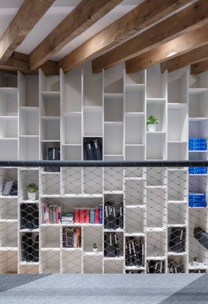 bibliothèque sur 2 niveaux accompagnant l'escalier