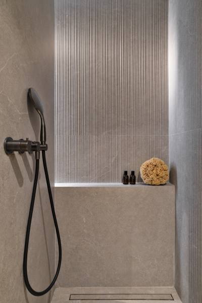 Détail carrelage et banc