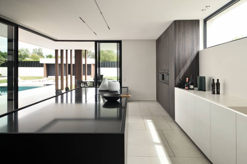 Cuisine Minimale ouverte sur extérieur