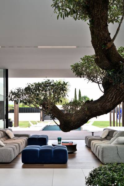 Salon ouvert traversant