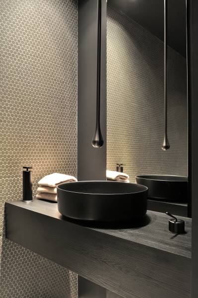 Architecture moderne en bord de lac près de Lyon