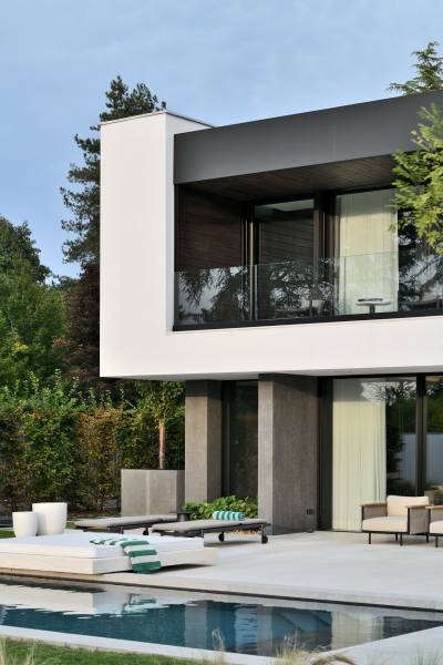 Architecture moderne en bord de lac près de Lyon