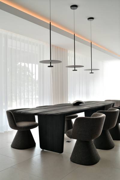 Architecture moderne en bord de lac près de Lyon