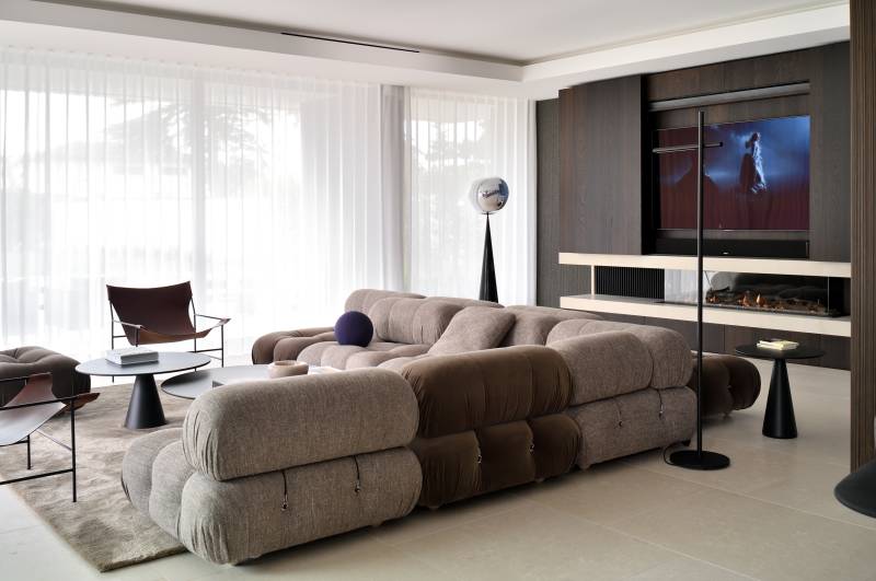 Architecture moderne en bord de lac près de Lyon