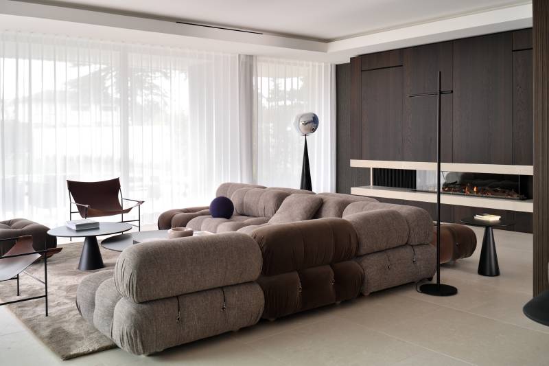 Architecture moderne en bord de lac près de Lyon