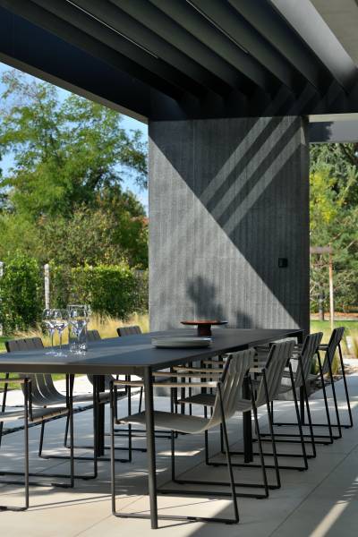 Architecture moderne en bord de lac près de Lyon