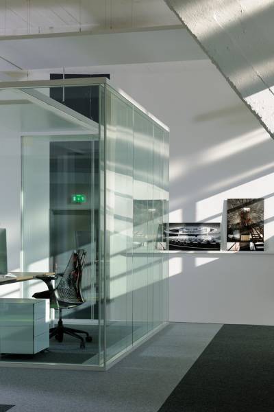 architecture intérieure de bureaux modernes vitrés