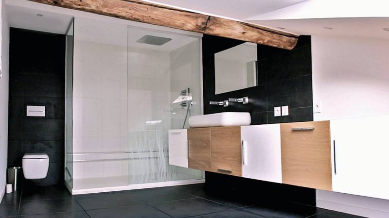 intérieur d'une salle de bain en rénovation design d'architecte