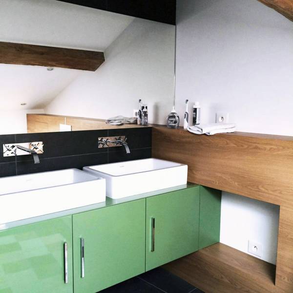 création d'une salle de bain originale en mélange de bois et de carrelage à Lyon 4