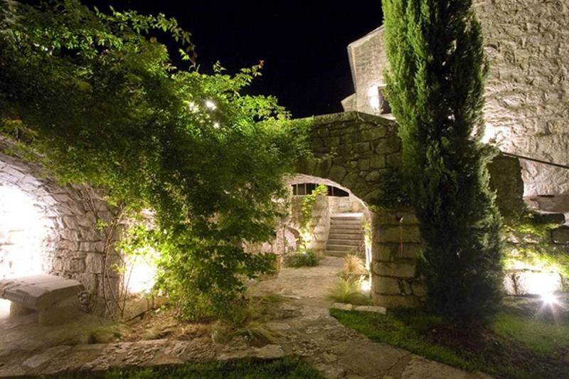 éclairage extérieur d'un château en Ardèche