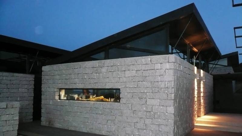 maison contemporaine et pierre et toiture en pente