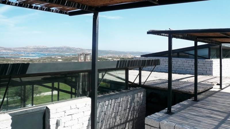 maison pierre contemporaine en Sardaigne par architectes français